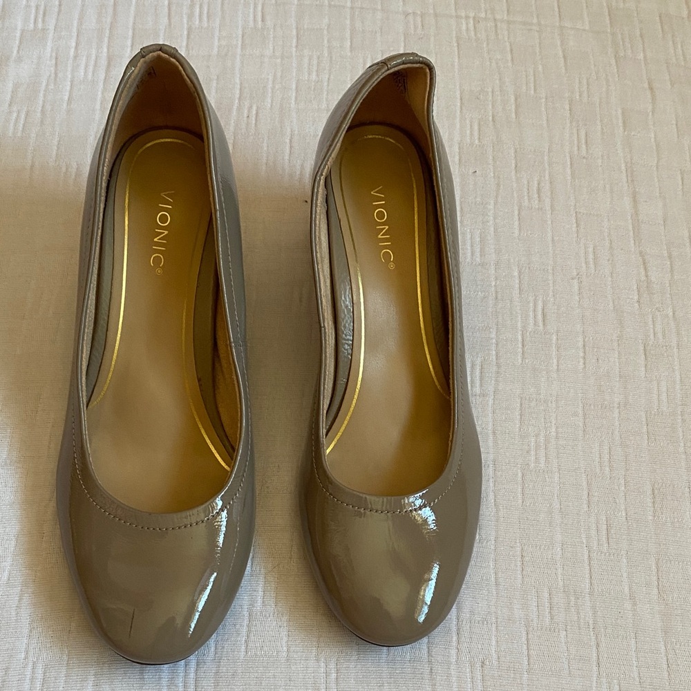 VIONIC Taupe Patent Round-Toe Heels